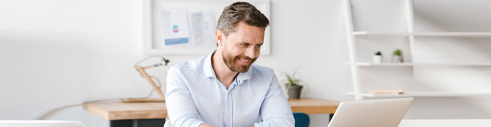 otros - empresas - hombre negocios sonriendo con camisa trabajando con portatil en oficina