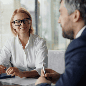 Mujer y hombre de negocios hablando sentados