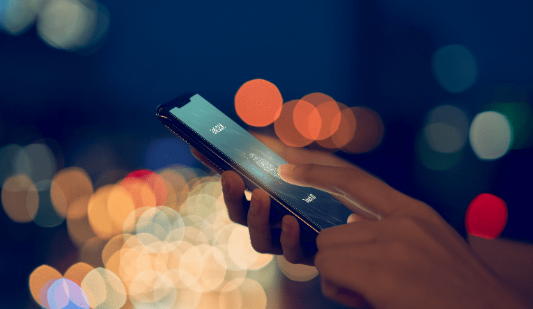 Manos escaneando huella dactilar en telefono