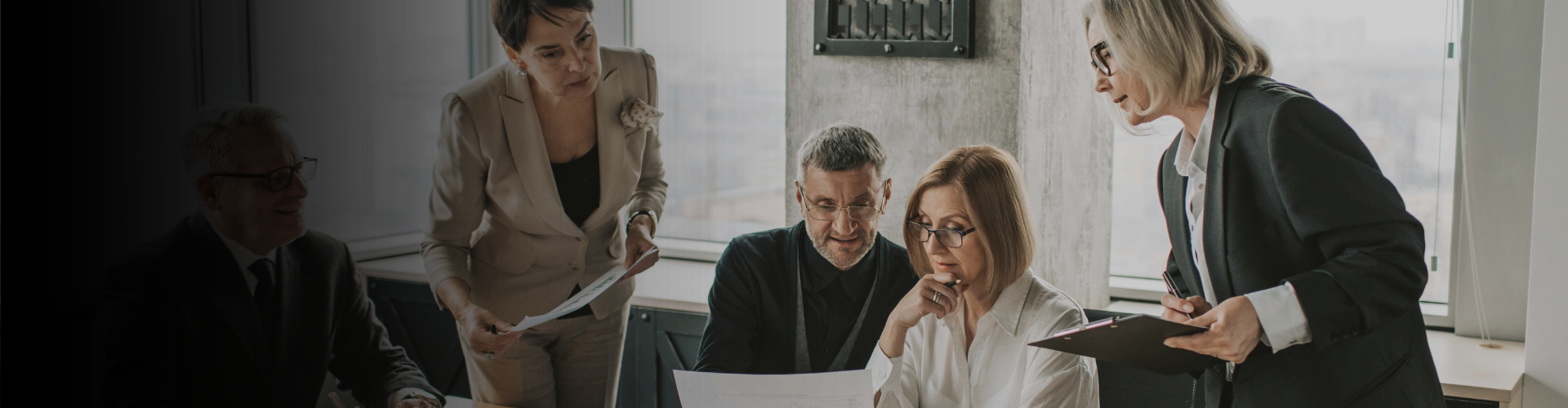 Equipo de trabajo en oficina