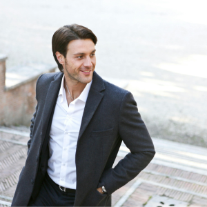 Hombre con traje sonriendo en la calle