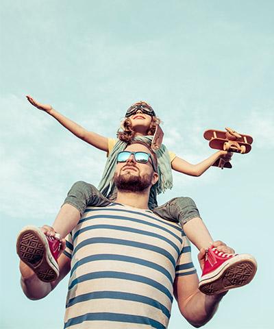 Ventaja para Particulares - Niño y padre jugando al aire libre