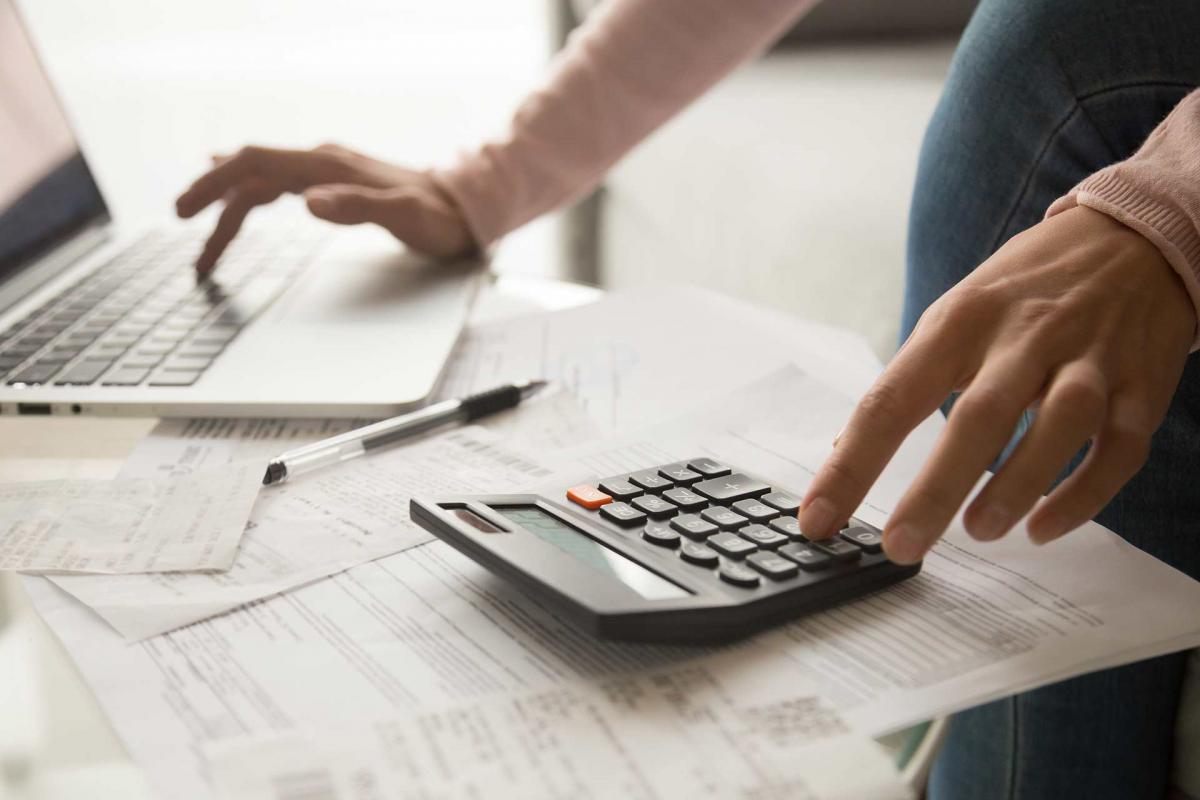 Mujer con una calculadora