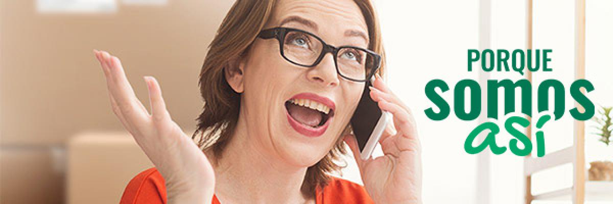 Programa Porque Somos Así Autónomos - Mujer de mediana edad autónomos gafas y camisa roja hablando por teléfono móvil desde su negocio